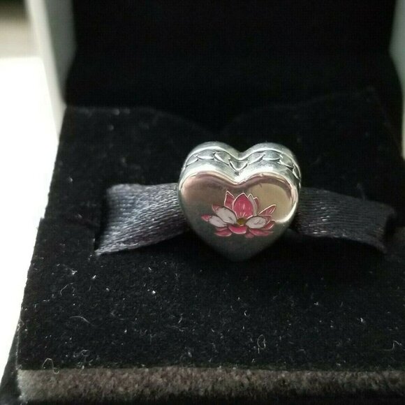 AUTH PANDORA SS CDN EXCLUSIVE LOTUS BLOOM ENG792015_3- NOT AVAILABLE USA - Picture 1 of 5